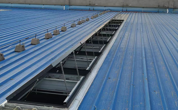 某城市大型商业综合体中庭永昌排烟窗工程